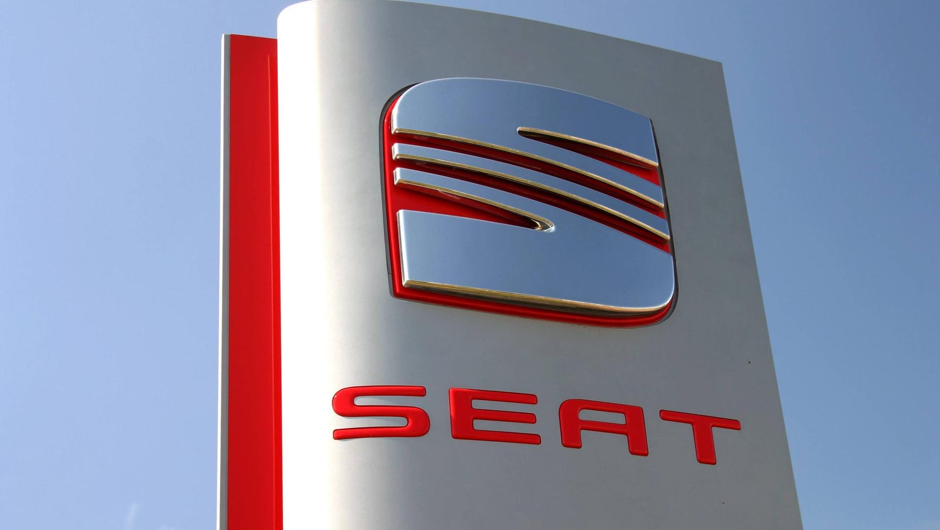 Das Seat-Logo auf einem Straßendisplay.