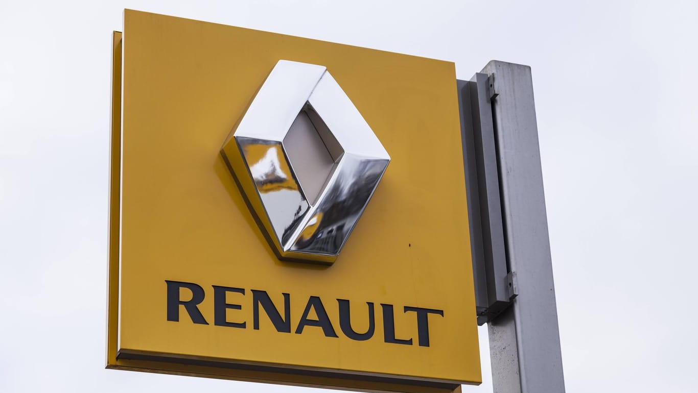 Renault-Logo auf einer Werbetafel.