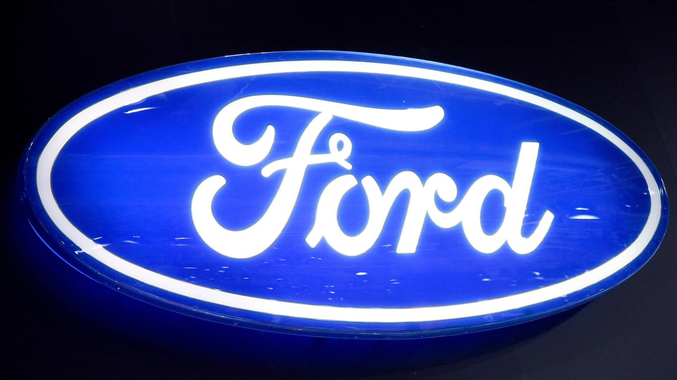 Das Neon-Logo der Automarke Ford auf der IAA 2017 in Frankfurt.