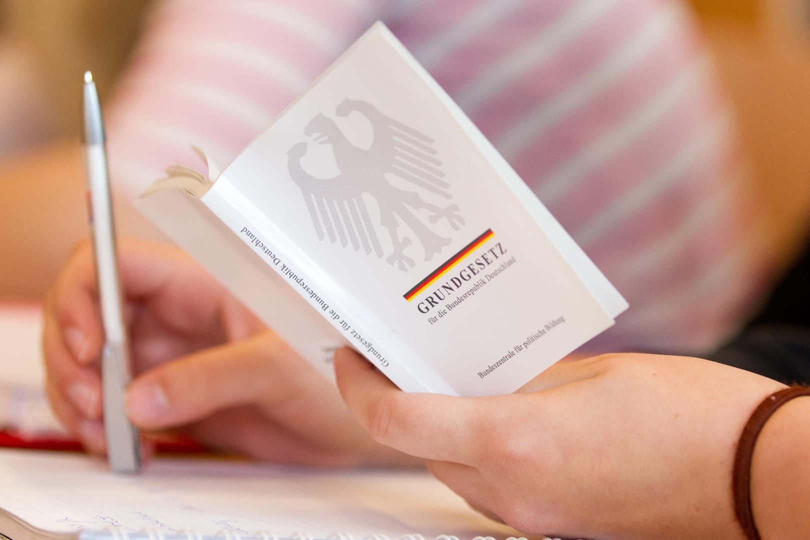 Staatsexamen: In Berlin sind 22 Prüfungsarbeiten von angehenden Juristen auf dem Postweg verschwunden. (Symbolbild)