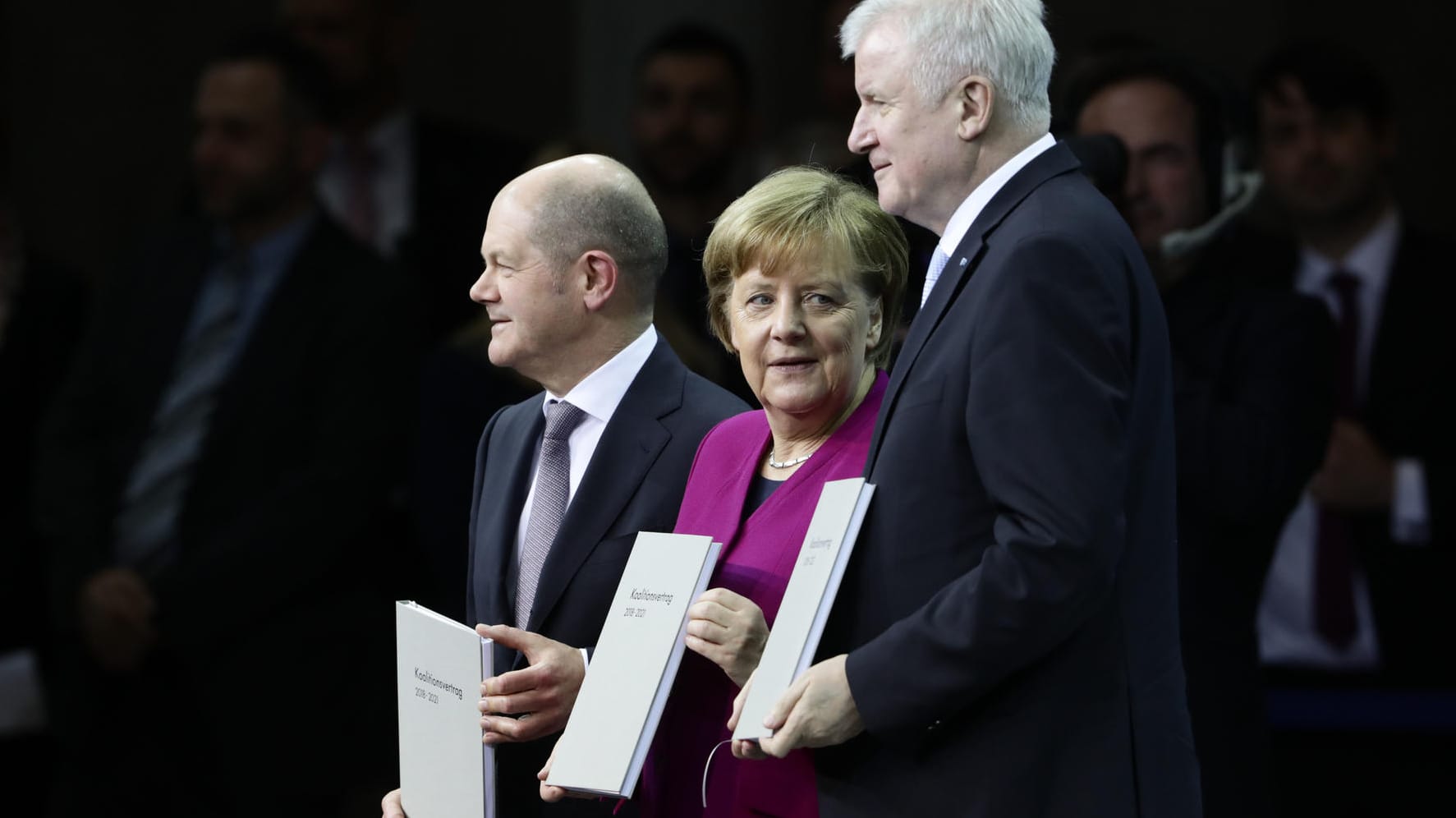 Angela Merkel, der CSU-Vorsitzende Horst Seehofer (r) und der kommissarische SPD-Vorsitzende Olaf Scholz: Nach der Unterzeichnung des Koalitionsvertrages wünscht sich die Kanzlerin von der SPD mehr Lust aufs Regieren.