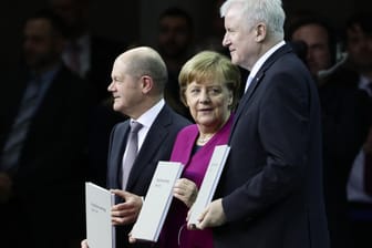 Angela Merkel, der CSU-Vorsitzende Horst Seehofer (r) und der kommissarische SPD-Vorsitzende Olaf Scholz: Nach der Unterzeichnung des Koalitionsvertrages wünscht sich die Kanzlerin von der SPD mehr Lust aufs Regieren.