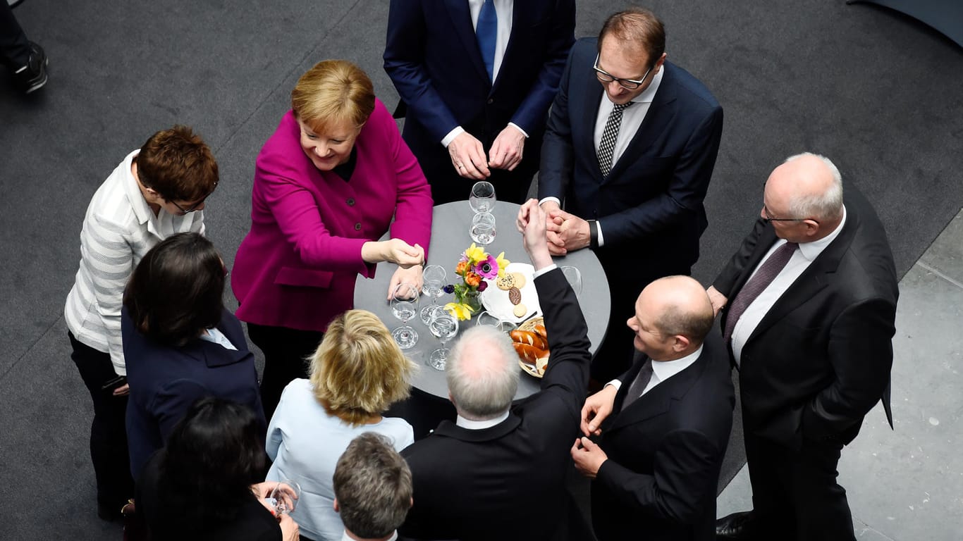 Nach der Unterzeichnung des Koalitionsvertrages unterhalten sich die künftigen Koalitionspartner im Paul-Löbe-Haus.