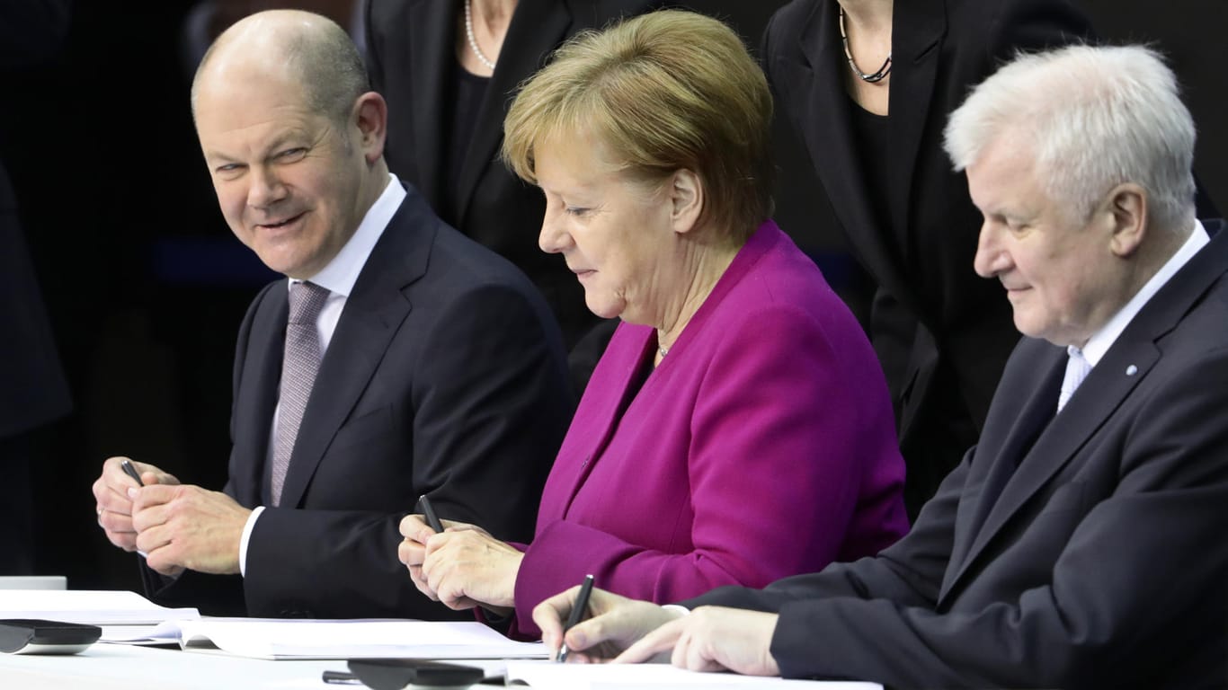 Angela Merkel (CDU), der CSU-Vorsitzende Horst Seehofer und der kommissarische SPD-Vorsitzende Olaf Scholz unterzeichnen im Paul-Löbe-Haus den Koalitionsvertrag