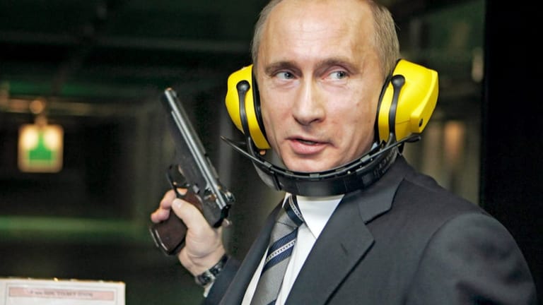 Präsident Putin am Schießstand: "Die uns Gift servieren, werden es schließlich schlucken und sich selbst vergiften."