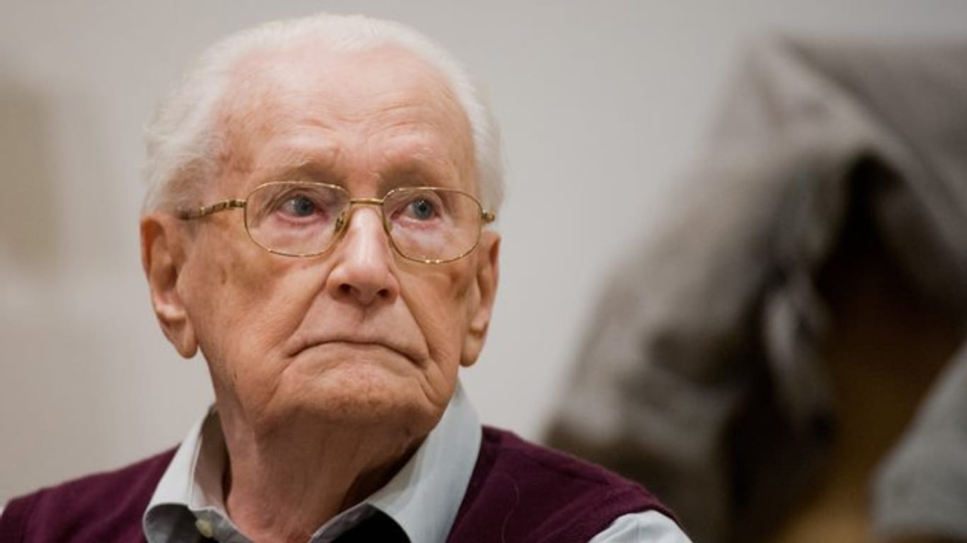 Das Landgericht Lüneburg verurteilt im Juli 2015 den als "Buchhalter von Auschwitz" bezeichneten Gröning zu vier Jahren Haft wegen der Beihilfe zum Mord in 300 000 Fällen.