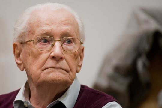 Das Landgericht Lüneburg verurteilt im Juli 2015 den als "Buchhalter von Auschwitz" bezeichneten Gröning zu vier Jahren Haft wegen der Beihilfe zum Mord in 300 000 Fällen.