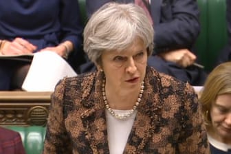 Theresa May spricht bei einer Parlamentssitzung über das Attentat:. Nach Angaben von Theresa May ist Russland "höchstwahrscheinlich" für das Attentat verantwortlich.