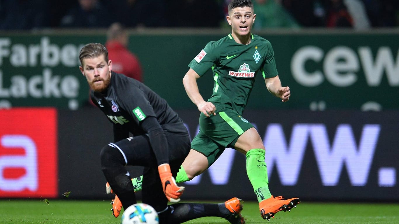 Der Treffer zum vorentscheidenden 2:1 für Bremen: Milot Rashica (r.) schiebt die Kugel an Timo Horn vorbei.