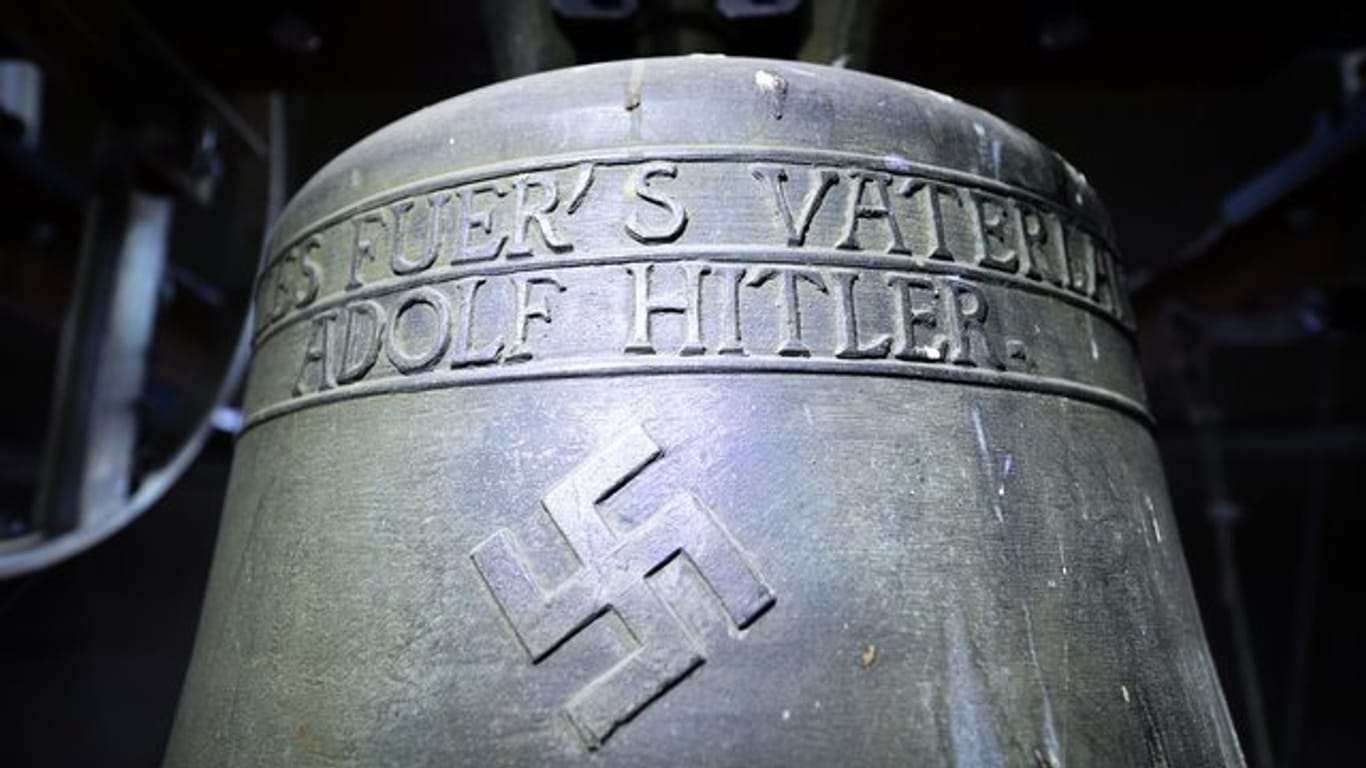 Die Hitler-Glocke im Kirchturm in Herxheim: Nun hat der Gemeinderat entschlossen, dass sie trotz Kritik hängen bleiben darf.