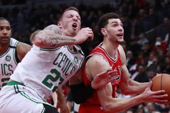 Schock für Daniel Theis (l. v.): Der deutsche NBA-Star, hier im Spiel gegen die Chicago Bulls, fällt lange aus.