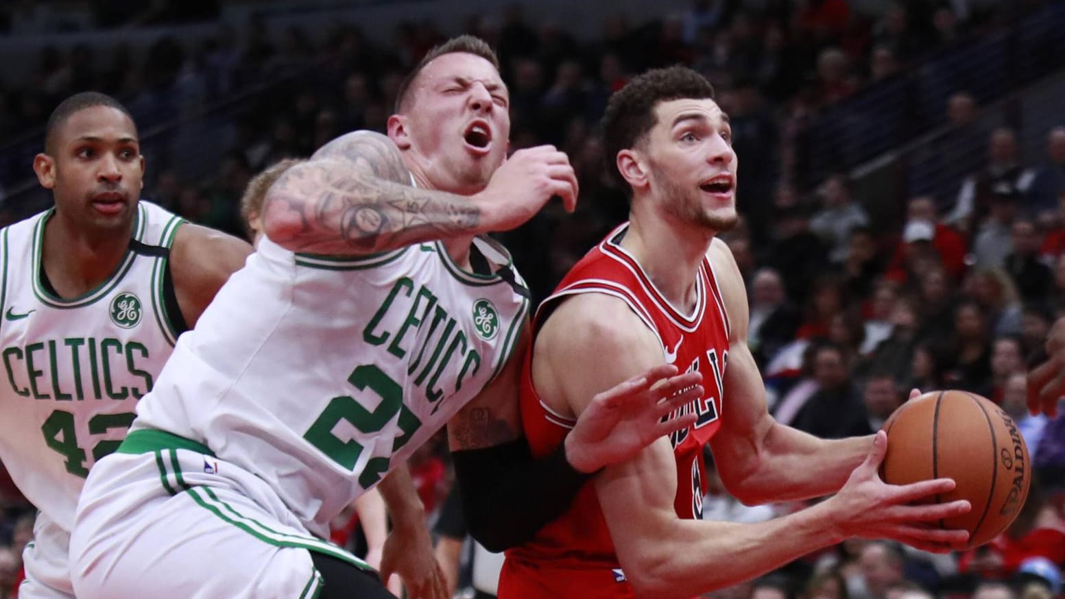 Schock für Daniel Theis (l. v.): Der deutsche NBA-Star, hier im Spiel gegen die Chicago Bulls, fällt lange aus.