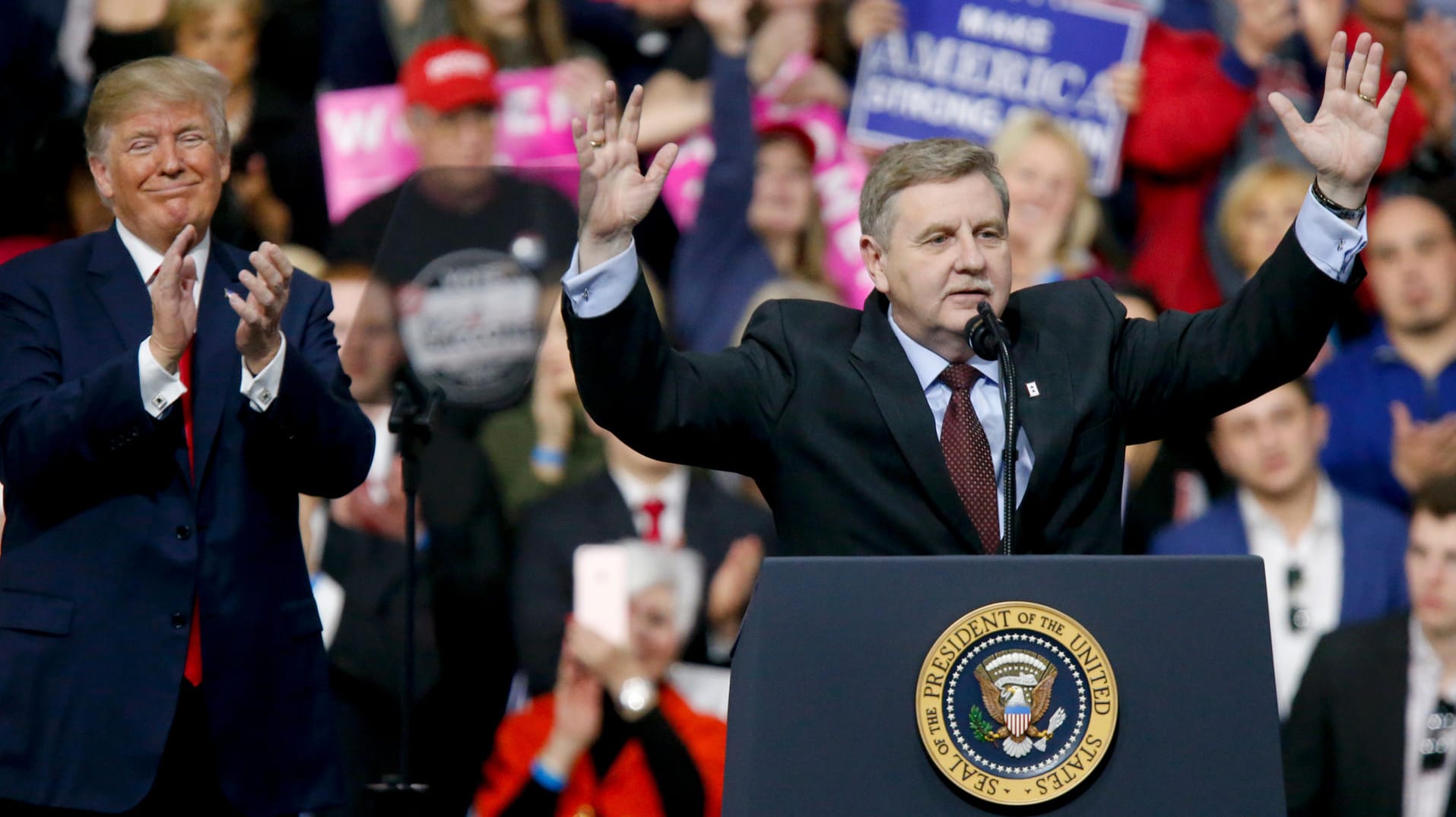Donald Trump und Rick Saccone: Der Republikaner hat die Wahlkampfhilfe vom Präsidenten bitter nötig