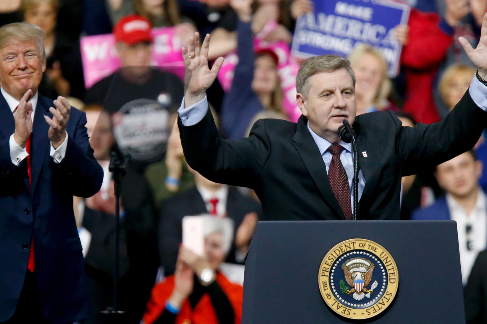 Donald Trump und Rick Saccone: Der Republikaner hat die Wahlkampfhilfe vom Präsidenten bitter nötig