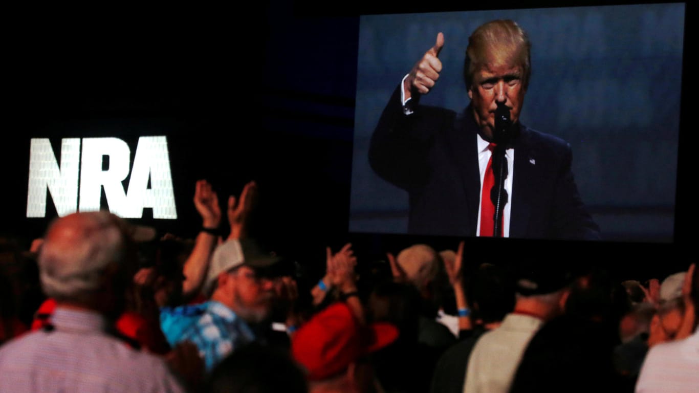 Donald Trump auf einem NRA-Kongress (im April 2017): Der Präsident streckt die Waffen