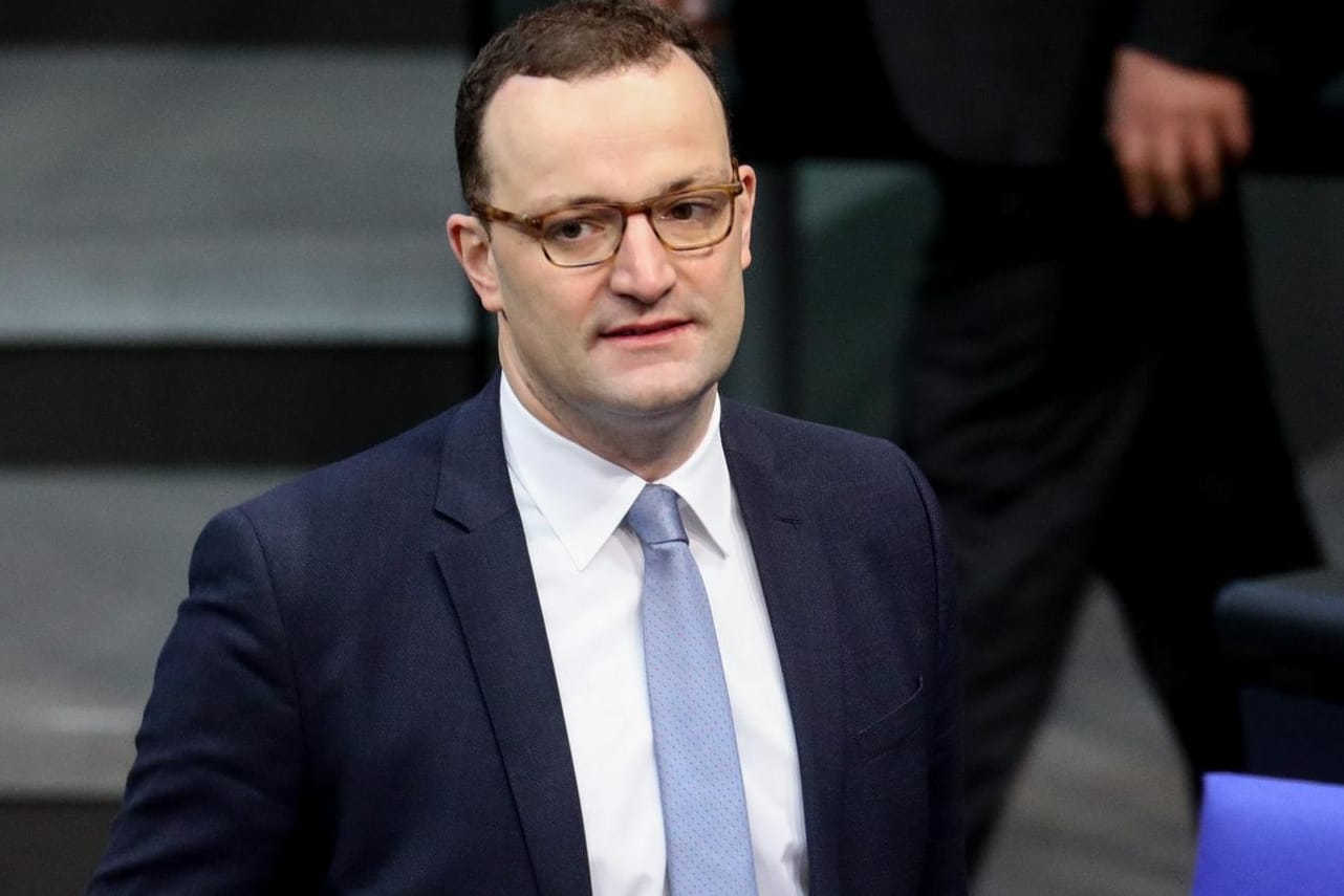 Der designierte CDU-Gesundheitsminister Jens Spahn: Mit Hartz IV hat "jeder das, was er zum Leben braucht" – über diesen Satz streiten Union und SPD weiter.