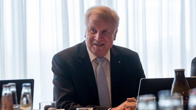 In der neuen großen Koalition ist Seehofer als Bundesinnenminister einer von drei CSU-Ministern. In der neuen großen Koalition ist Seehofer als Bundesinnenminister einer von drei CSU-Ministern.