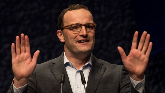 Mit Hartz IV hat "jeder das, was er zum Leben braucht", meint Jens Spahn. Mit Hartz IV hat "jeder das, was er zum Leben braucht", meint Jens Spahn.