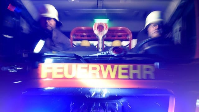 Feuerwehr im Einsatz (Symbolbild): Mithilfe einer Drohne konnte ein Feuer im Tennenloher Forst ausfindig gemacht werden. Feuerwehr im Einsatz (Symbolbild): Mithilfe einer Drohne konnte ein Feuer im Tennenloher Forst ausfindig gemacht werden.