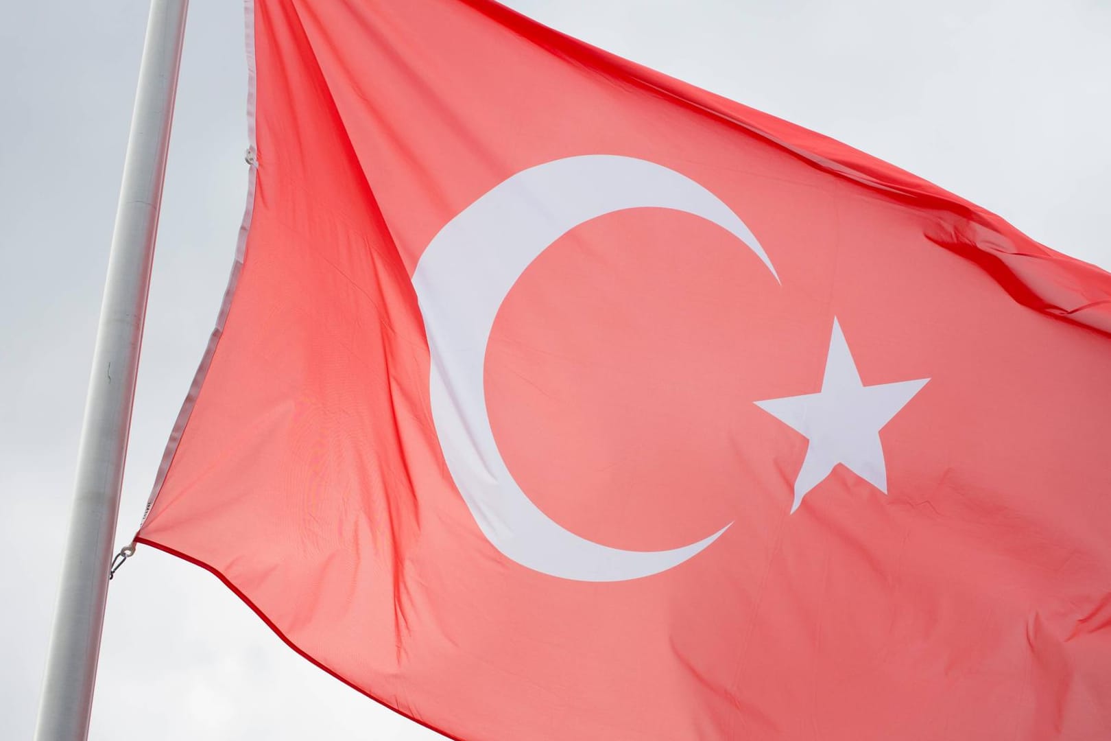 Die Nationalflagge der Türkei weht im Wind: Wegen der Brandanschläge auf türkische Einrichtungen, wurde der deutsche Botschafter in die Türkei bestellt.