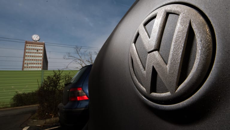 Volkswagen-Logo in Wolfsburg: Das Landesarbeitsgericht Hannover sieht in der Militanz des Miarbeiters keine "konkrete Störung des Arbeitsverhältnisses".