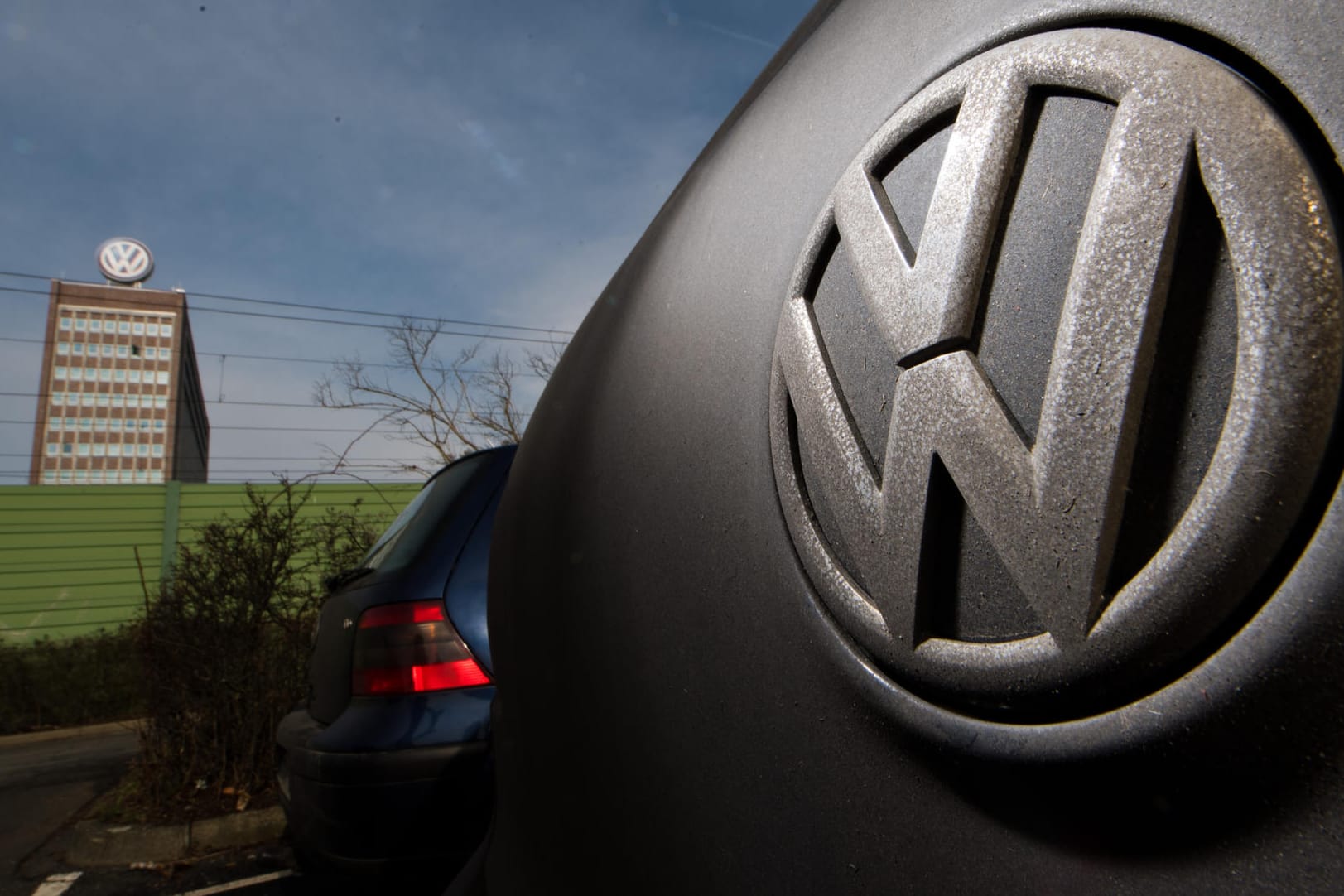 Volkswagen-Logo in Wolfsburg: Das Landesarbeitsgericht Hannover sieht in der Militanz des Miarbeiters keine "konkrete Störung des Arbeitsverhältnisses".