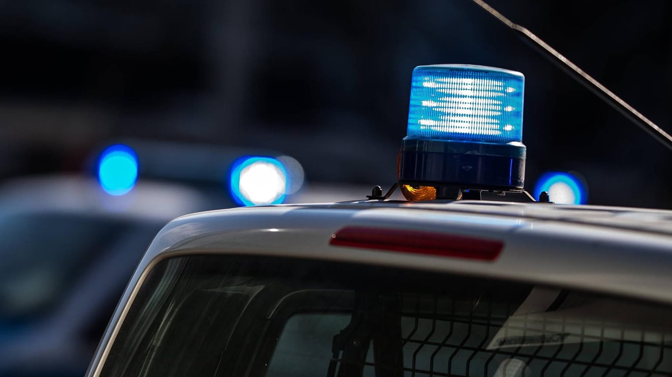 Polizei und Rettungskräfte sind im Einsatz: Im Kreis Steinfurt starb ein Pedelec-Fahrer als er von einem Auto erfasst wurde.