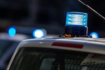 Polizei und Rettungskräfte sind im Einsatz: Im Kreis Steinfurt starb ein Pedelec-Fahrer als er von einem Auto erfasst wurde.