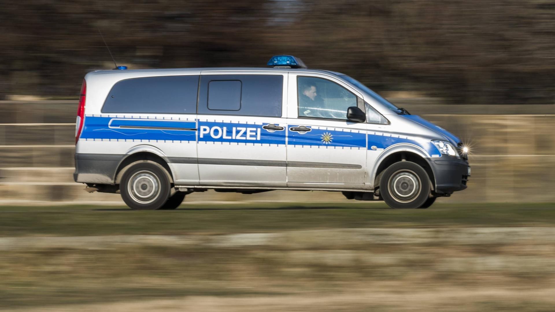 Die Polizei will den Raser stoppen: Der Mann ohne Führerschein ignorierte die Signale der Polizei und baute einen folgenschweren Unfall.