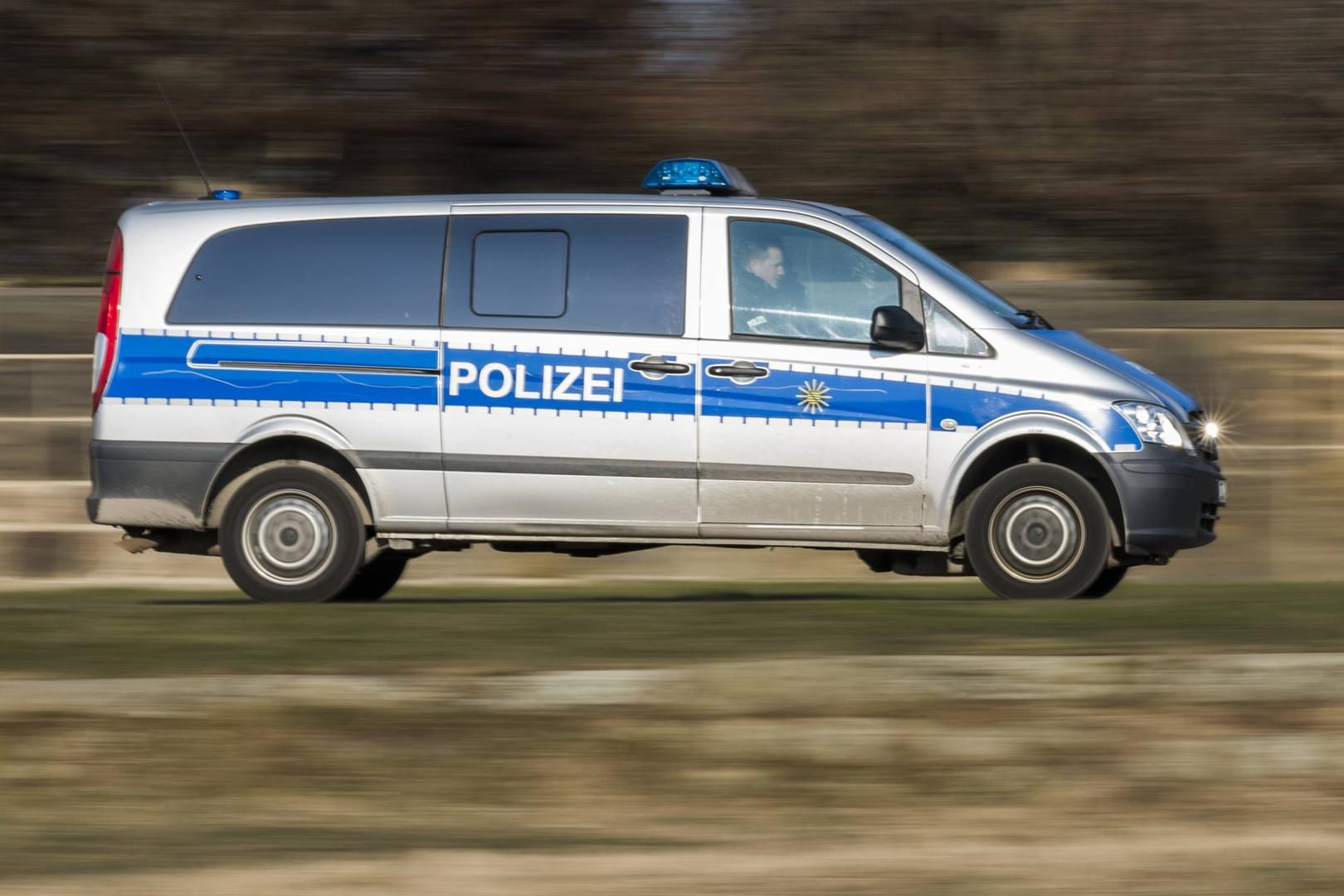 Die Polizei will den Raser stoppen: Der Mann ohne Führerschein ignorierte die Signale der Polizei und baute einen folgenschweren Unfall.