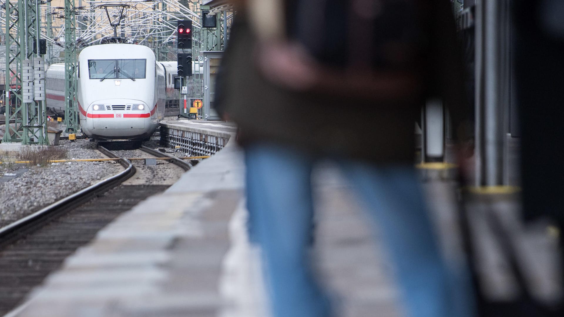 Ein ICE fährt in den Stuttgarter Hauptbahnhof ein: Das Pünktlichkeitsziel der Deutschen Bahn im Fernverkehr liegt für dieses Jahr bei 82 Prozent.