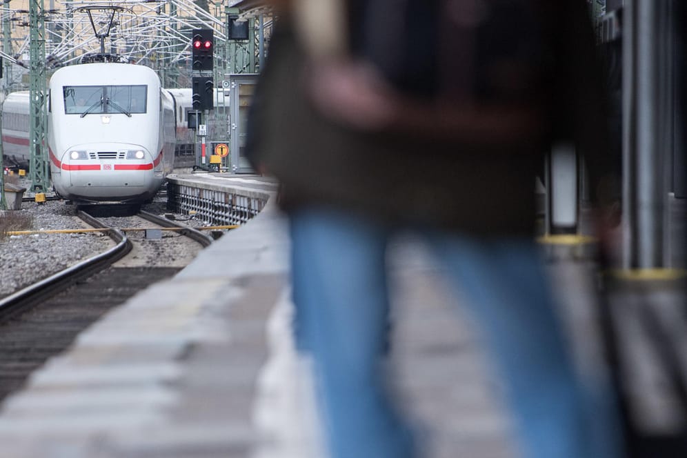 Ein ICE fährt in den Stuttgarter Hauptbahnhof ein: Das Pünktlichkeitsziel der Deutschen Bahn im Fernverkehr liegt für dieses Jahr bei 82 Prozent.