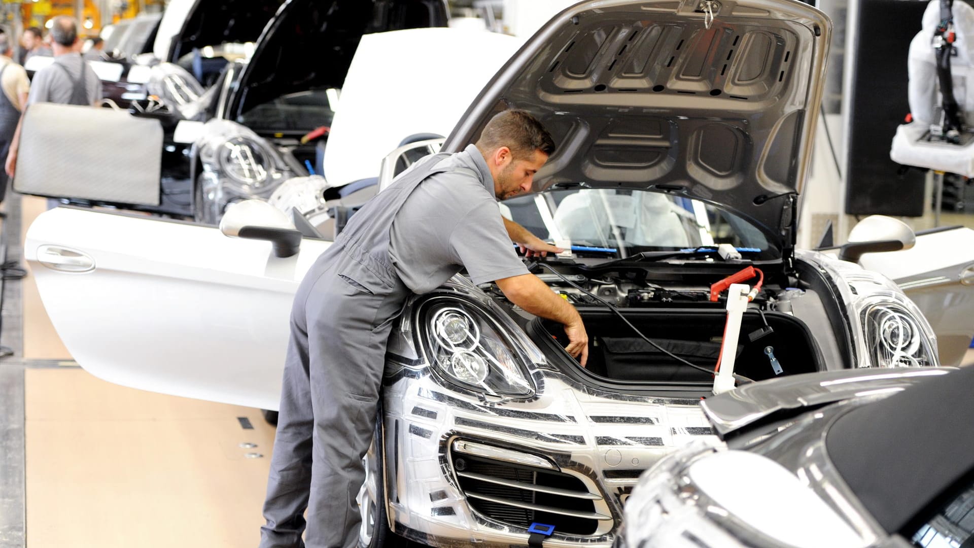 Ein Monteur arbeitet an einem Porsche Boxster: Der DIHK schätzt, dass in Deutschland insgesamt rund 1,6 Millionen Stellen längerfristig nicht besetzt werden können.