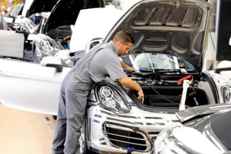 Ein Monteur arbeitet an einem Porsche Boxster: Der DIHK schätzt, dass in Deutschland insgesamt rund 1,6 Millionen Stellen längerfristig nicht besetzt werden können.