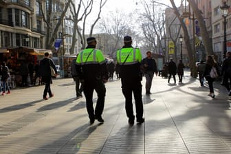 Zwei spanische Polizisten auf Streife: Europaweit wurde nach der 14-jährigen Deutschen und ihrem Betreuer gefahndet. Sie ist in Spanien jetzt aufgetaucht.
