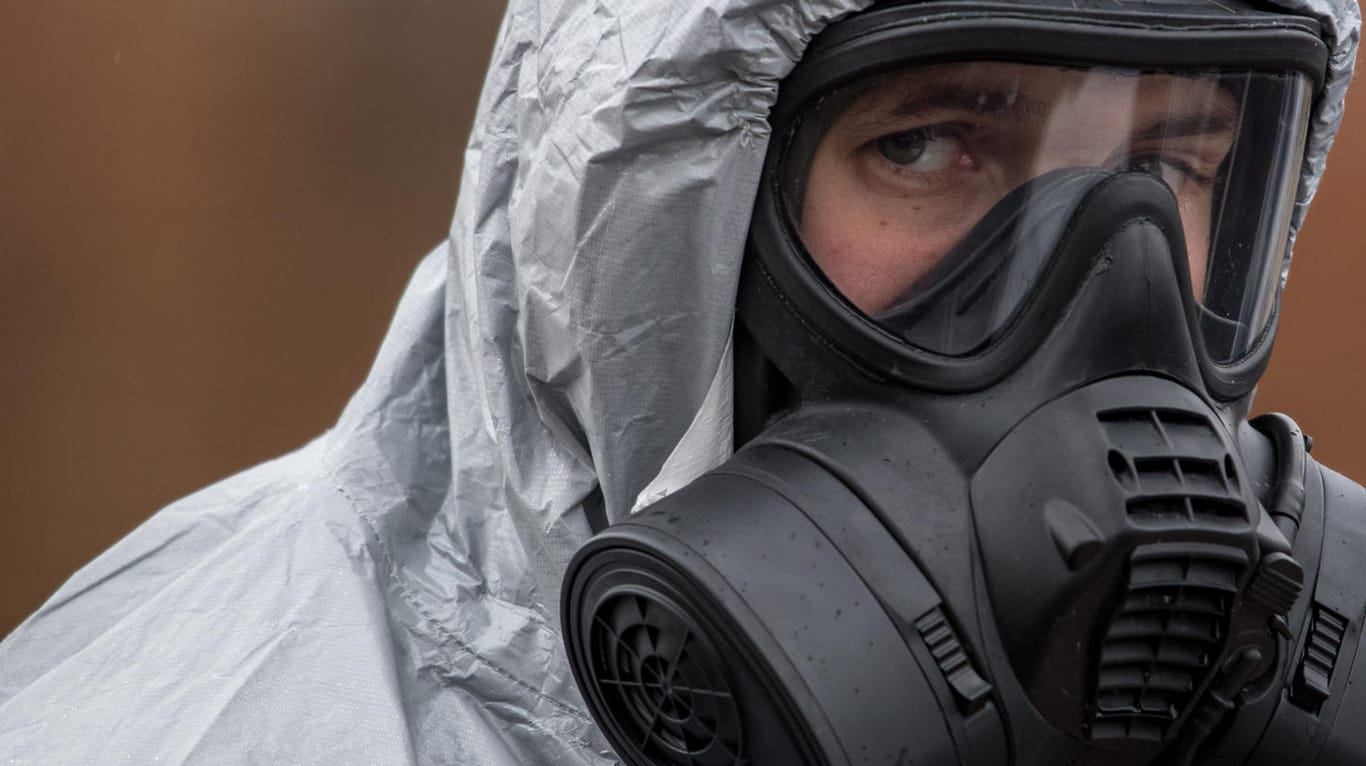 Ein Militär mit Gasmaske am Tatort: Nun steht fest, welches Gift für den Anschlag auf den russischen Ex-Spion in Großbritannien verwendet wurde.