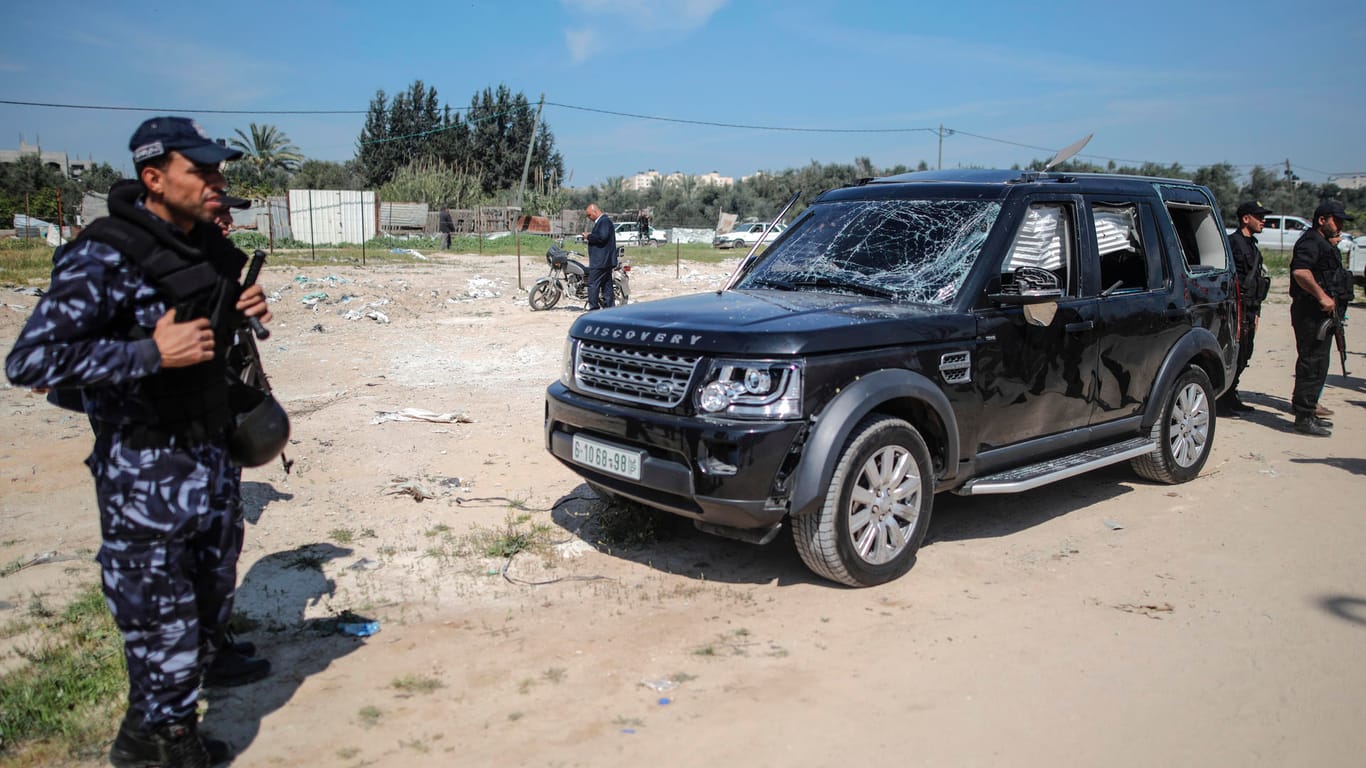 Ein vom Anschlag zerstörter Wagen in Gaza: Nahe der Wagenkolone des Ministerpräsidenten ging ein Sprengsatz hoch.