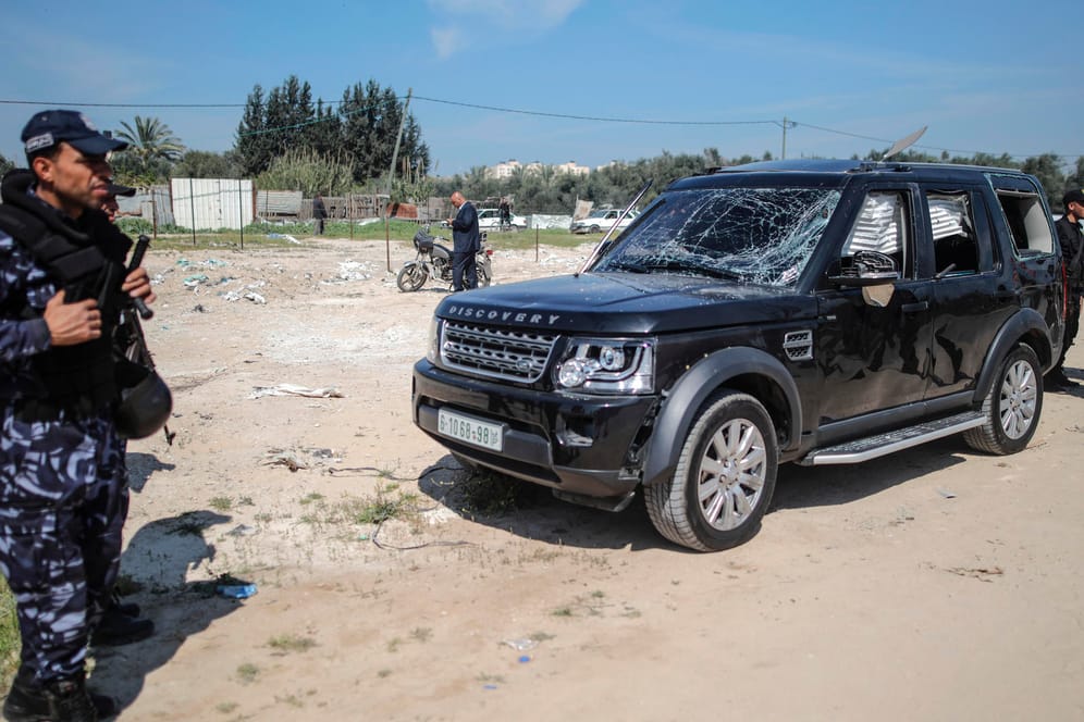Ein vom Anschlag zerstörter Wagen in Gaza: Nahe der Wagenkolone des Ministerpräsidenten ging ein Sprengsatz hoch.
