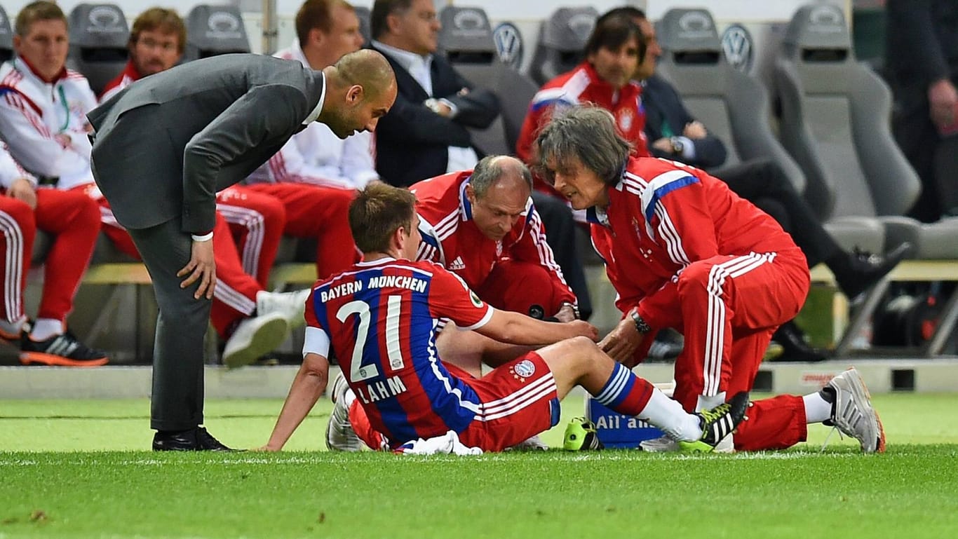 Müller-Wohlfahrt (r.) und Guardiola (l.) kümmern sich um den verletzten Philipp Lahm: Der Trainer habe "medizinische Wunder" verlangt, lautet ein Vorwurf des Bayern-Docs.
