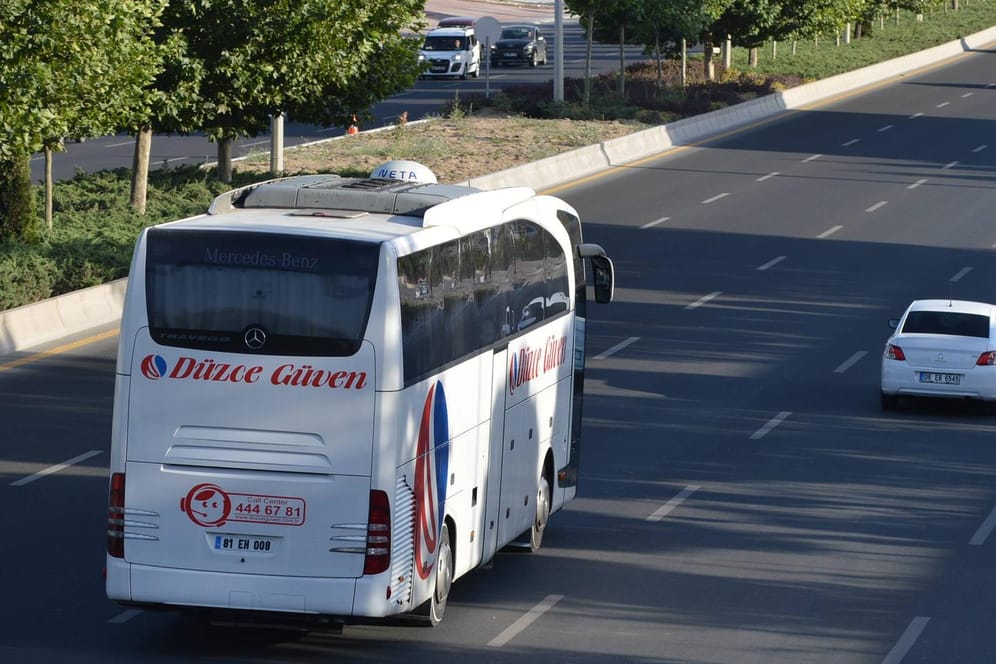 Ein türkischer Bus aus seiner Tour: Erneut gab es in der Türkei ein Busunglück, es kostet schon jetzt zahlreichen Meschen das Leben.