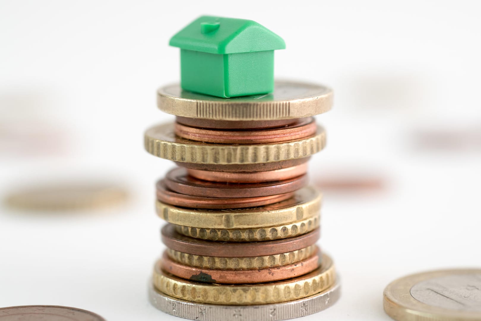 Geld sparen: Die Zinsunterschiede zwischen dem günstigsten und dem teuersten Immobilienkredit liegen je nach Modellfall zwischen 15.000 Euro und 63.000 Euro. Geld sparen: Die Zinsunterschiede zwischen dem günstigsten und dem teuersten Immobilienkredit liegen je nach Modellfall zwischen 15.000 Euro und 63.000 Euro.
