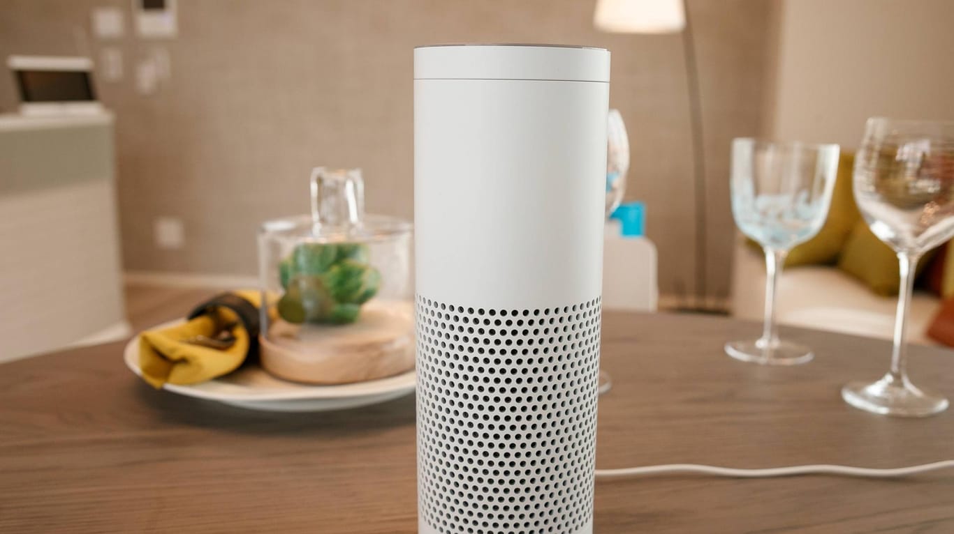 Amazon Echo Plus auf einem Esstisch