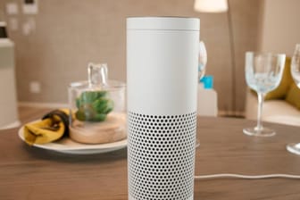 Amazon Echo Plus auf einem Esstisch