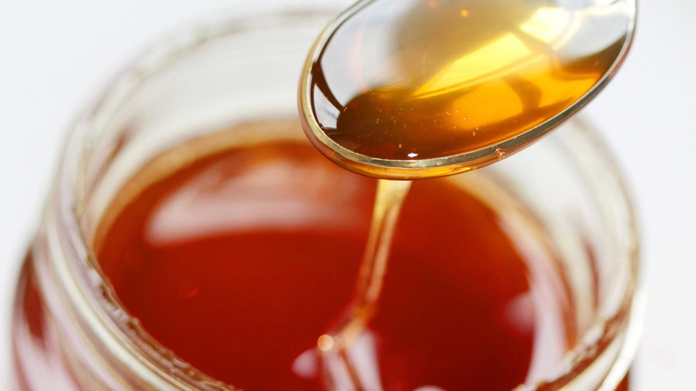 Honig auf einem Löffel: Es soll ein Frühwarnsystem bei Betrugsverdachtsfällen von Lebensmittelpanscherei geschaffen werden.