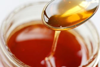 Honig auf einem Löffel: Es soll ein Frühwarnsystem bei Betrugsverdachtsfällen von Lebensmittelpanscherei geschaffen werden.