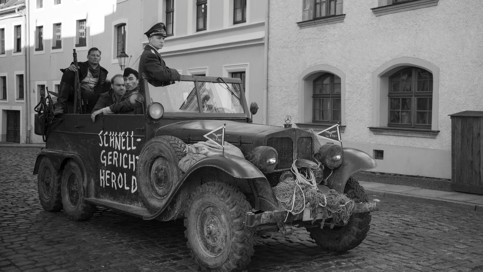 Filmszene aus "Der Hauptmann": Mit einem Trupp von versprengten Soldaten spielte Willi Herold Richter und Henker in einer Person.