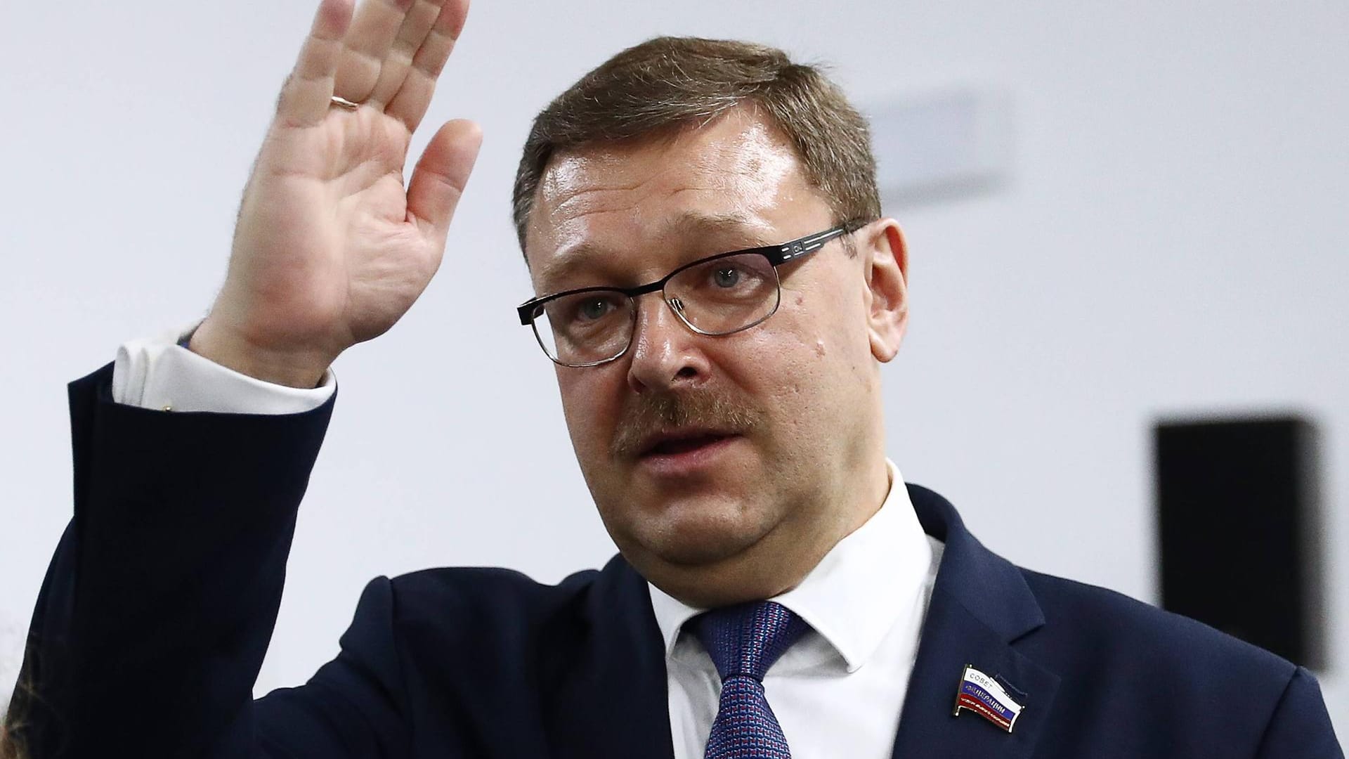 Russlands Senator Konstantin Kossatschow: Moskau streitet eine Bevorzugung des Kontakts zur AfD ab. Russlands Senator Konstantin Kossatschow: Moskau streitet eine Bevorzugung des Kontakts zur AfD ab.