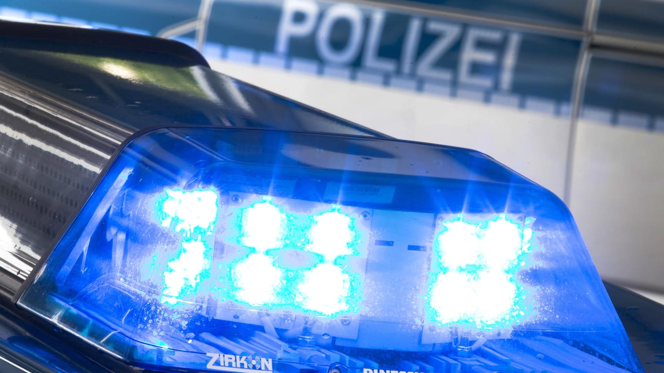 Symbolbild: Ein Polizeiauto mit Blaulicht: Ein 18-Jähriger wird verdächtigt, in Flensburg eine 17-jährige Bekannte getötet zu haben.
