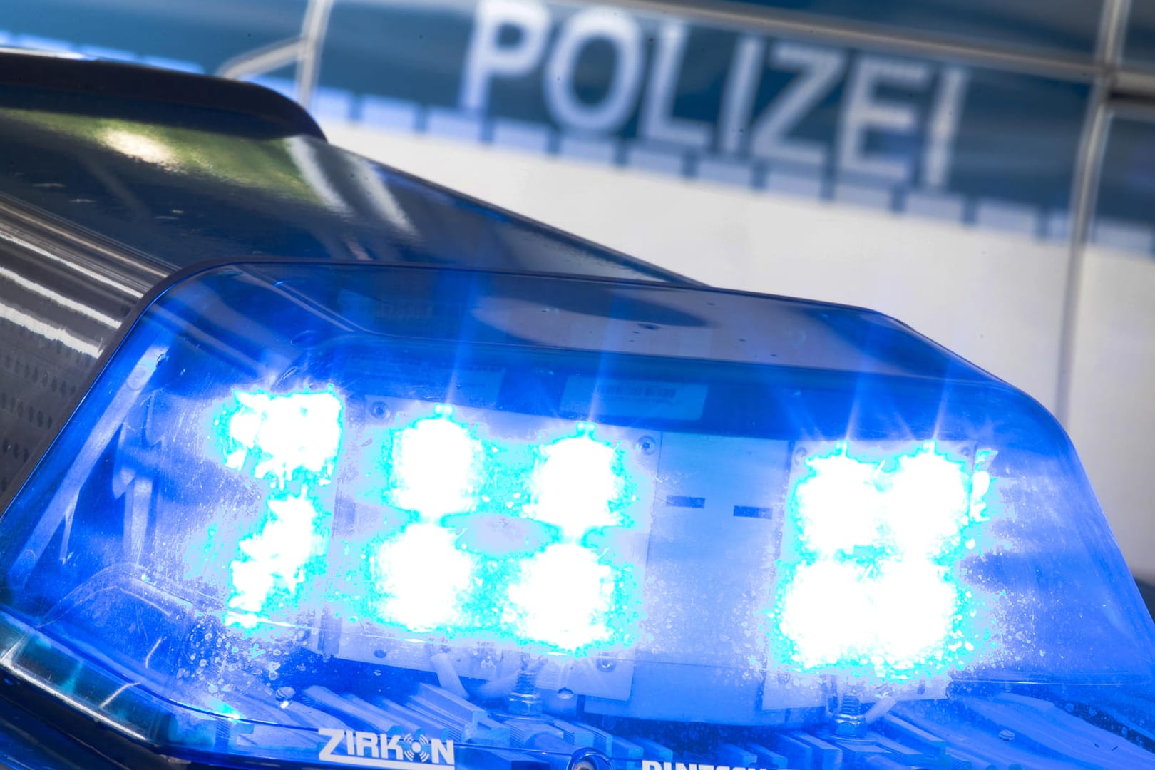 Symbolbild: Ein Polizeiauto mit Blaulicht: Ein 18-Jähriger wird verdächtigt, in Flensburg eine 17-jährige Bekannte getötet zu haben.