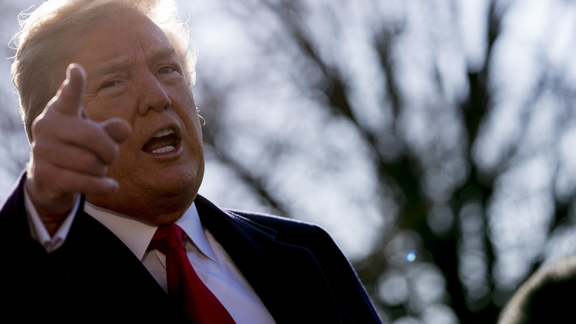 Donald Trump spricht zu Journalisten. Neben US-Außenminister Tillerson hat der US-Präsident auch einen engen persönlichen Mitarbeiter entlassen.